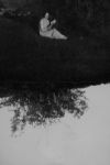 Assemblage de deux photos. Femme habillée en blanc au bord de l\'eau , lisant un livre dans l\'herb