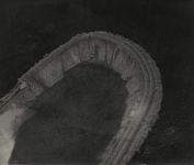 Photo redessinée montrant un berceau abandonné vide dans le noir avec un tissu blanc.
