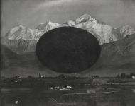 ovale noirs devant le mont blanc encre sur photographie